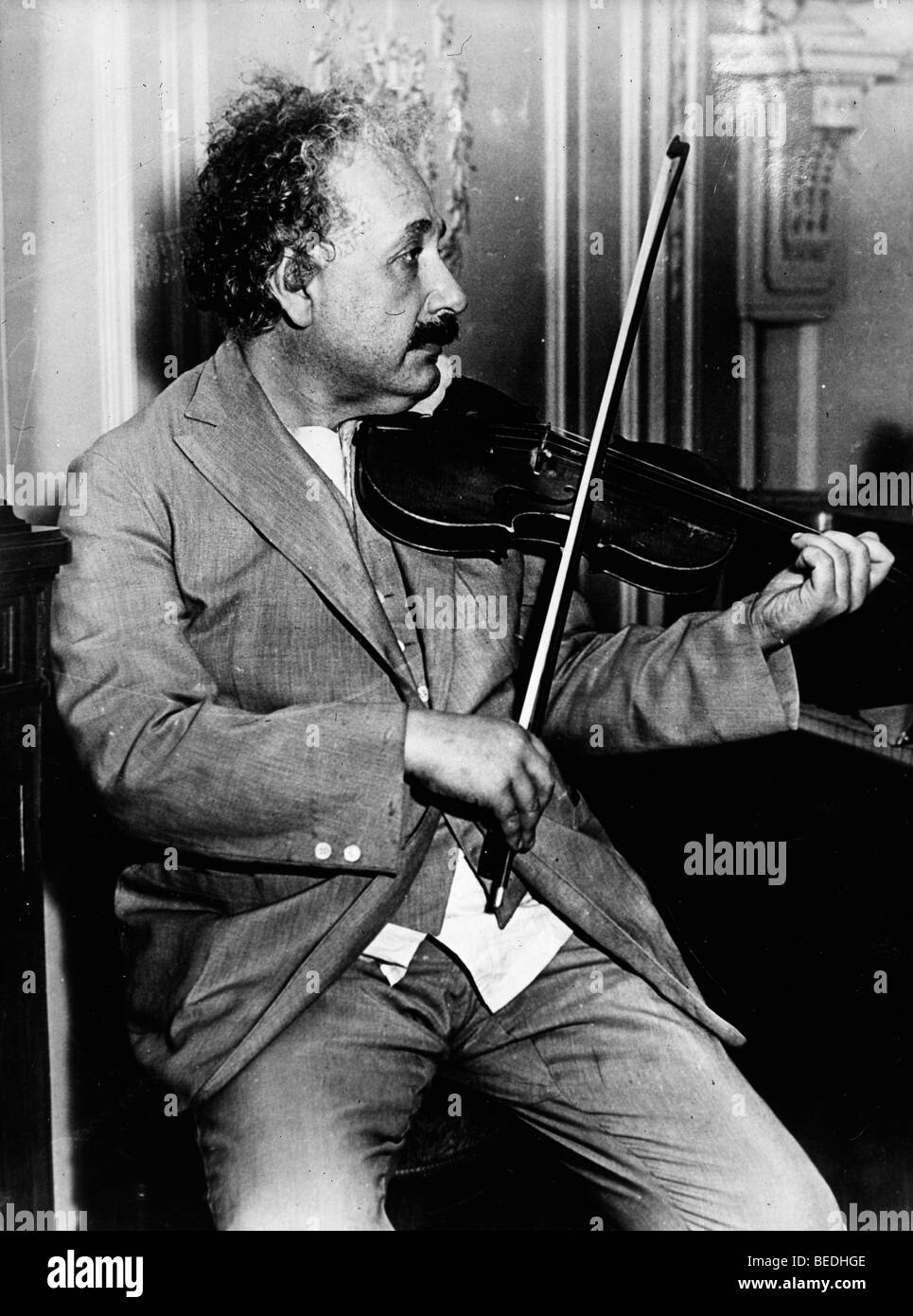 Le professeur Albert Einstein à jouer du violon Banque D'Images