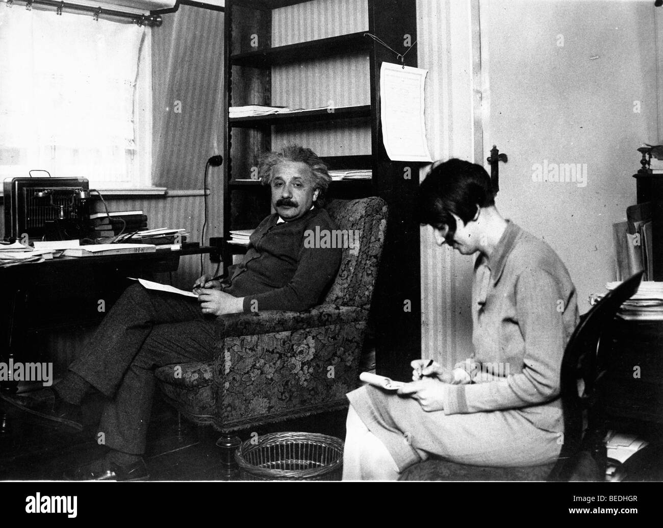 Le professeur Albert Einstein et sa secrétaire Banque D'Images
