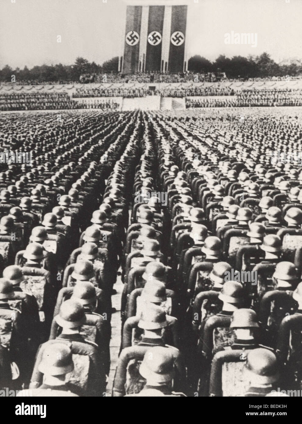 Les soldats de l'armée d'Hitler se sont alignés pour écouter un discours au cours de la Seconde Guerre mondiale. Banque D'Images