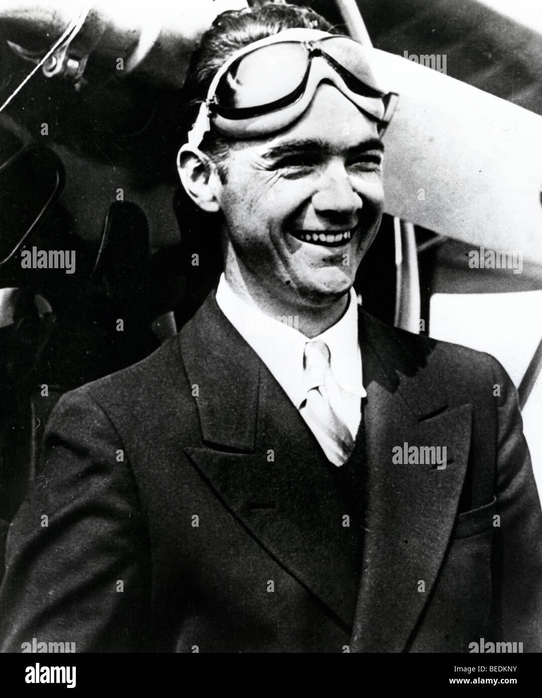 Le milliardaire Howard Hughes après avoir volé son avion Banque D'Images