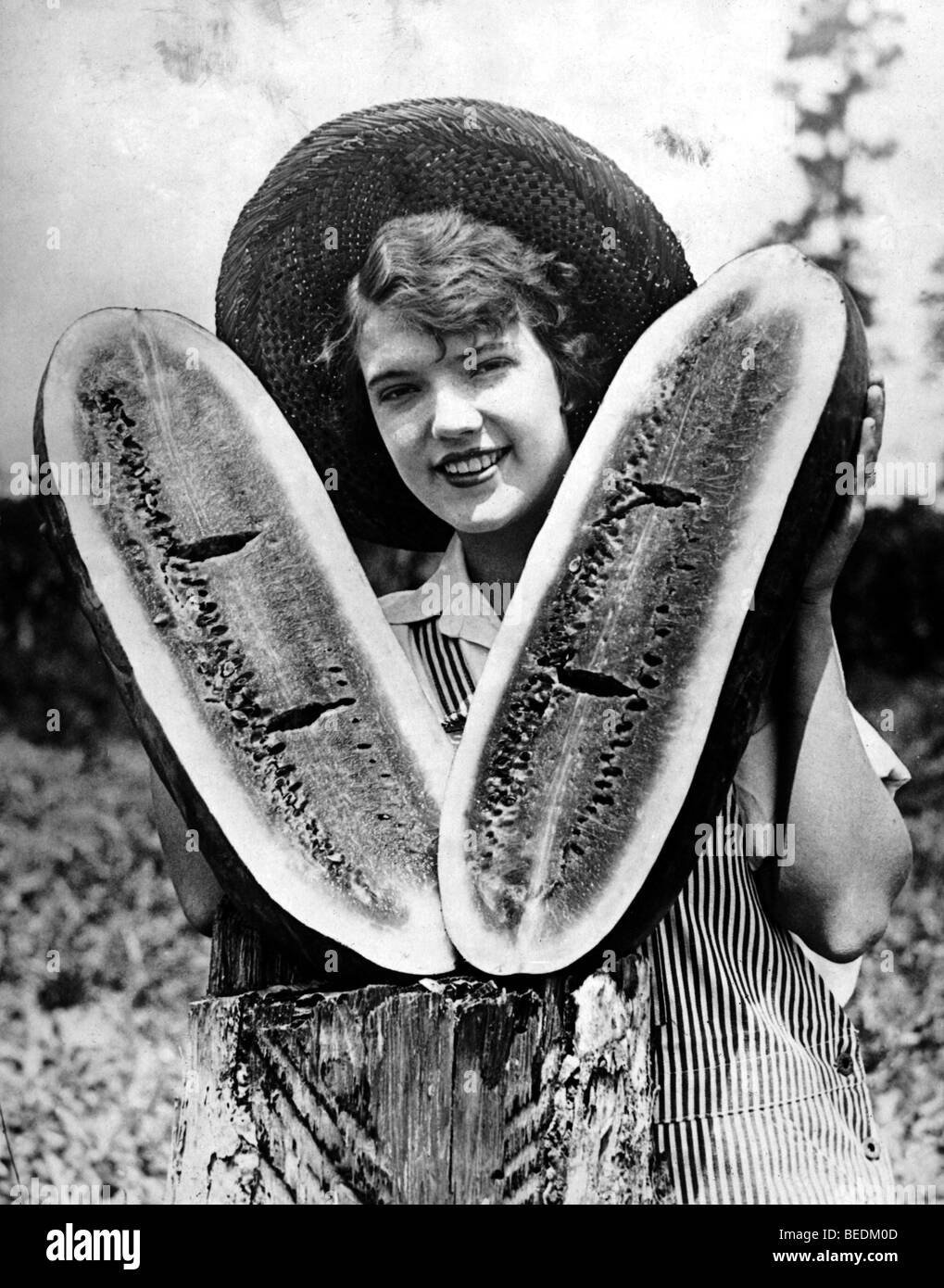 Photographie historique, femme tenant un grand melon Banque D'Images