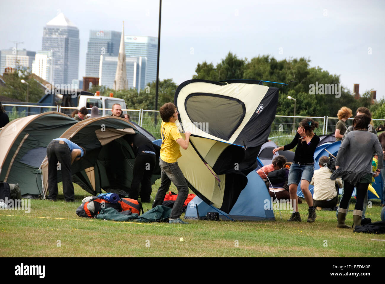 Camp climatique arrive à Blackheath. Les campeurs pitcher leurs tentes dans les conditions venteuses avec canary wharf visible dans la distance. Banque D'Images