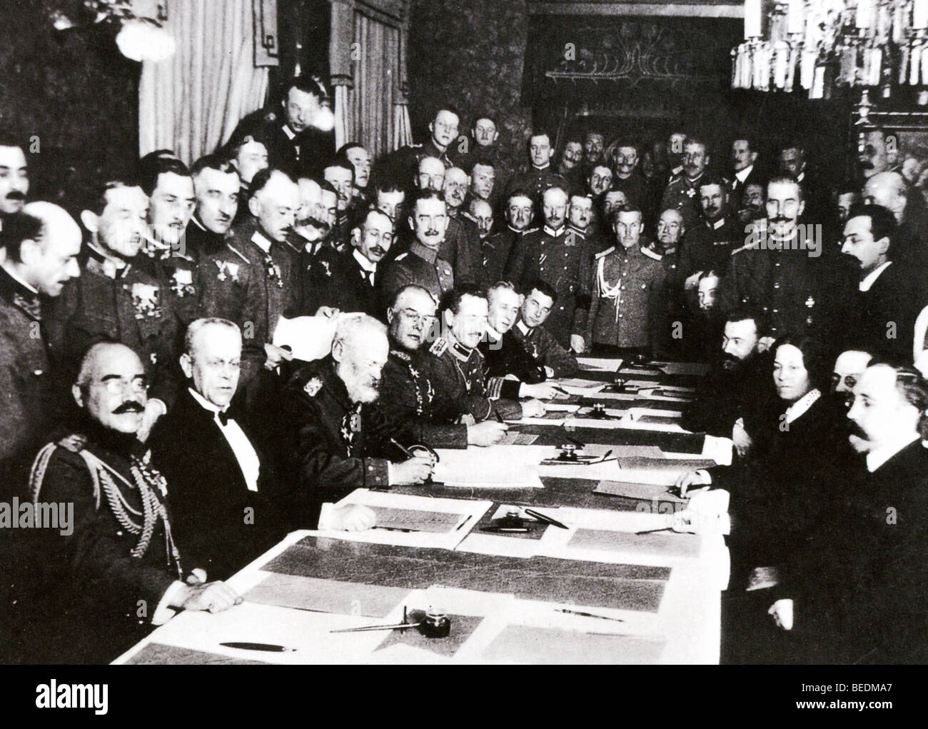 Traité de BREST-LITOVSK Décembre 1917. L'allemand (à gauche) et de délégués russes à l'entretiens préliminaires Banque D'Images