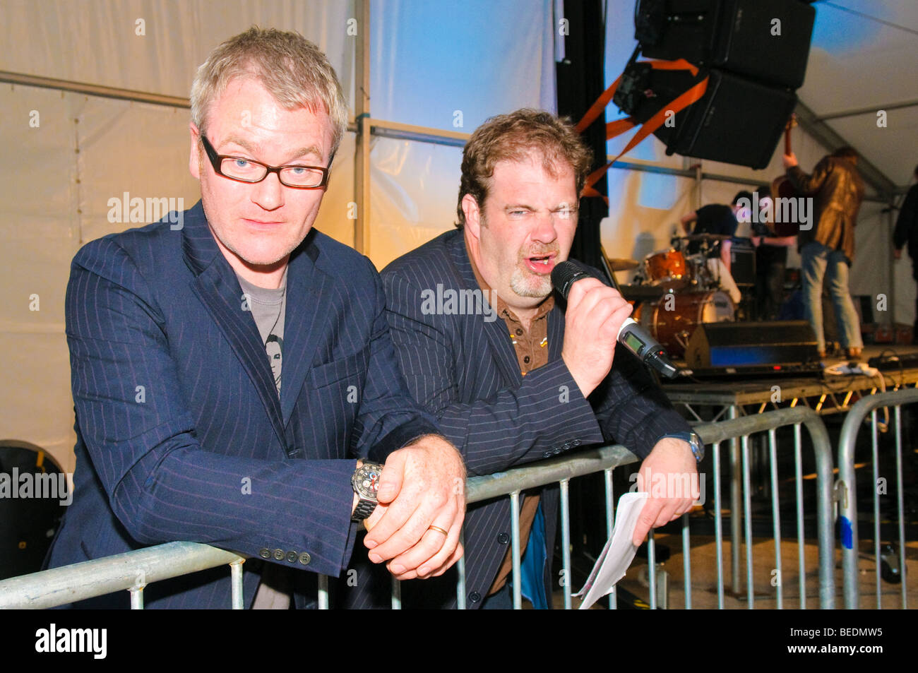 Conor Grimes (l) et Alan McKee (r), l'Irlande du Nord, auteurs, comédiens et les présentateurs, lors d'un concert. Banque D'Images