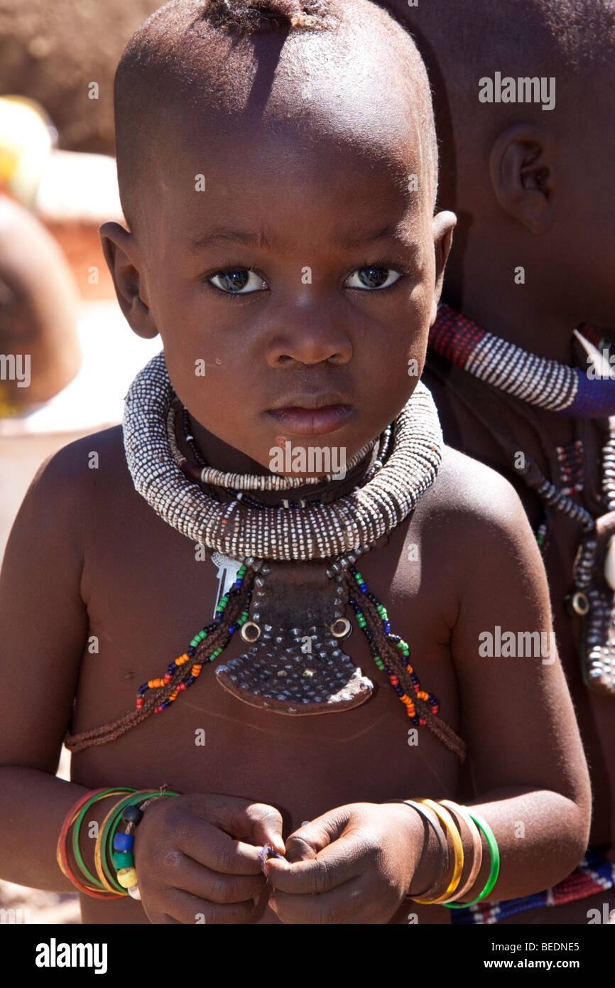 Jeune garçon de la tribu nomade Himba dans le Damaraland au nord de la Namibie Banque D'Images