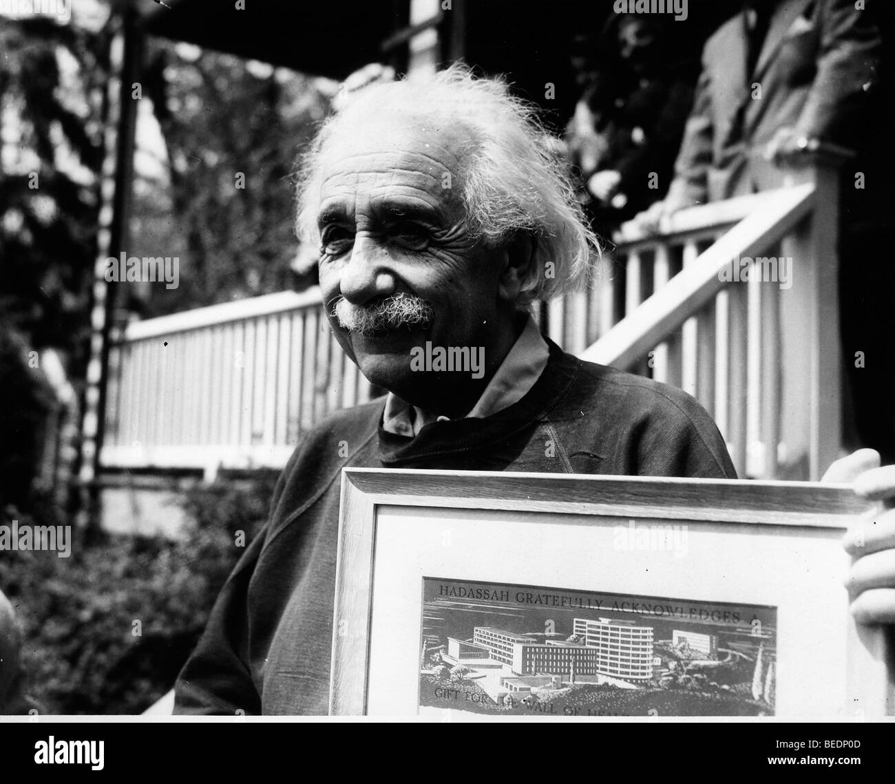 Le professeur Albert Einstein à l'extérieur de son domicile à Princeton Banque D'Images
