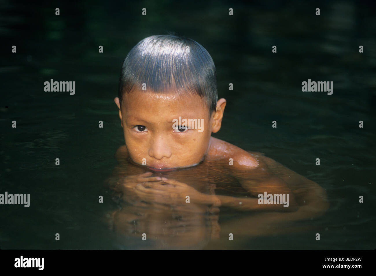 Jeune garçon indien Choco, baignade en rivière, Darien Jungle, Panama Banque D'Images