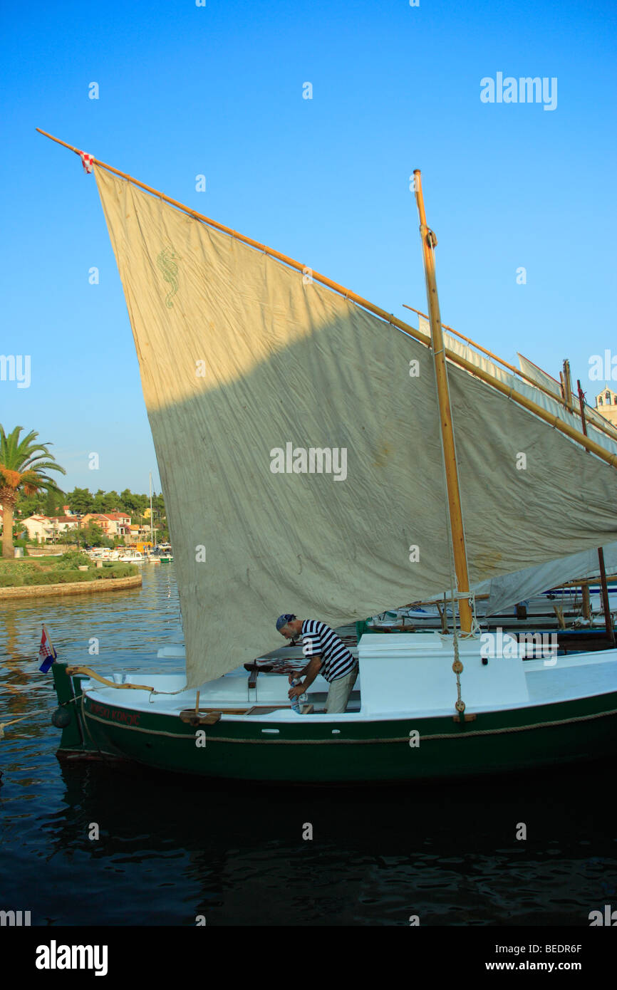 Pipe marin sur son yacht in Vrboska sur l''île de Hvar, Croatie Banque D'Images