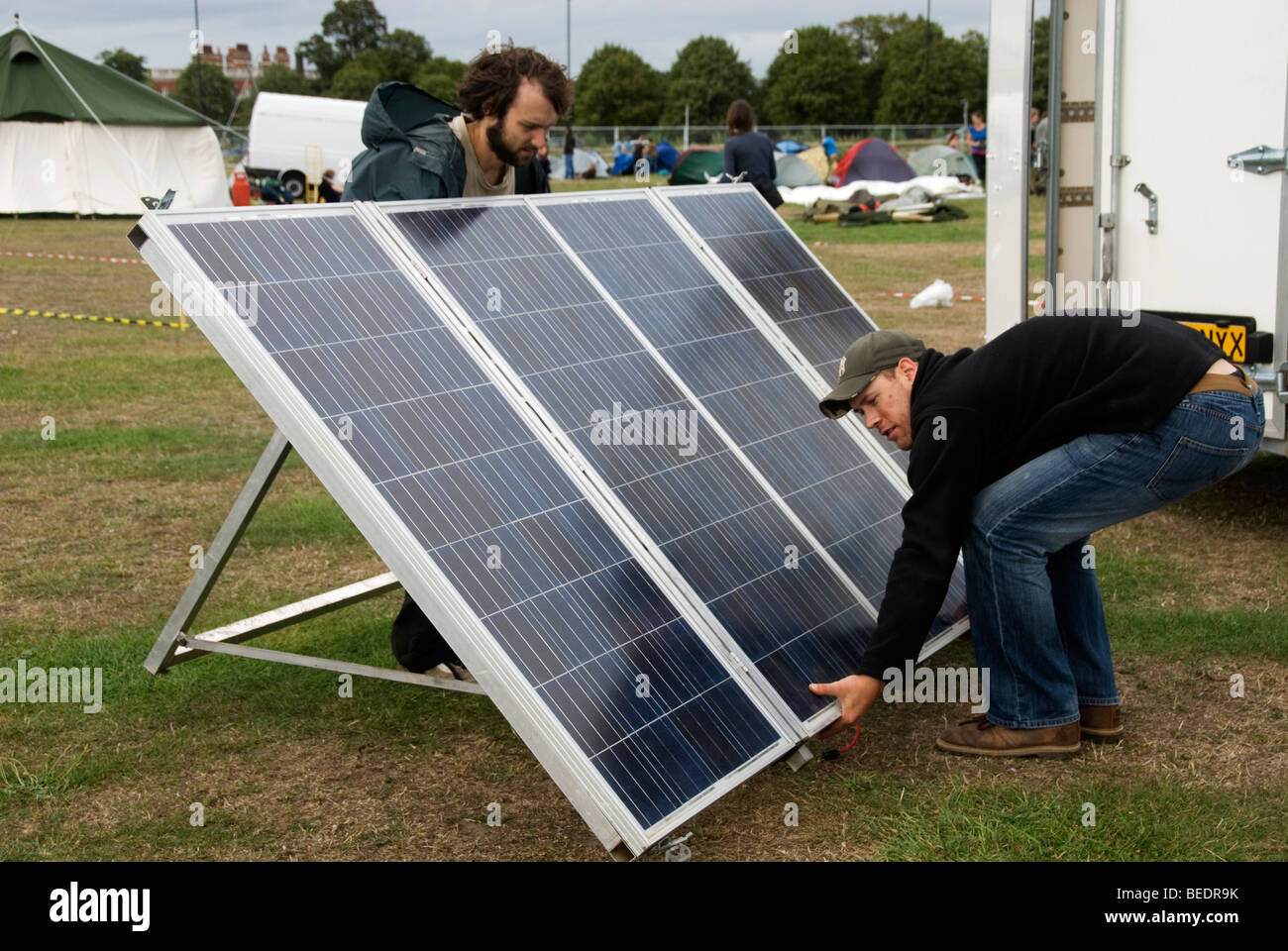 26 août 2009 Camp climatique arrive à Blackheath. Les campeurs mis en place des panneaux solaires pour fournir de l'électricité. Banque D'Images