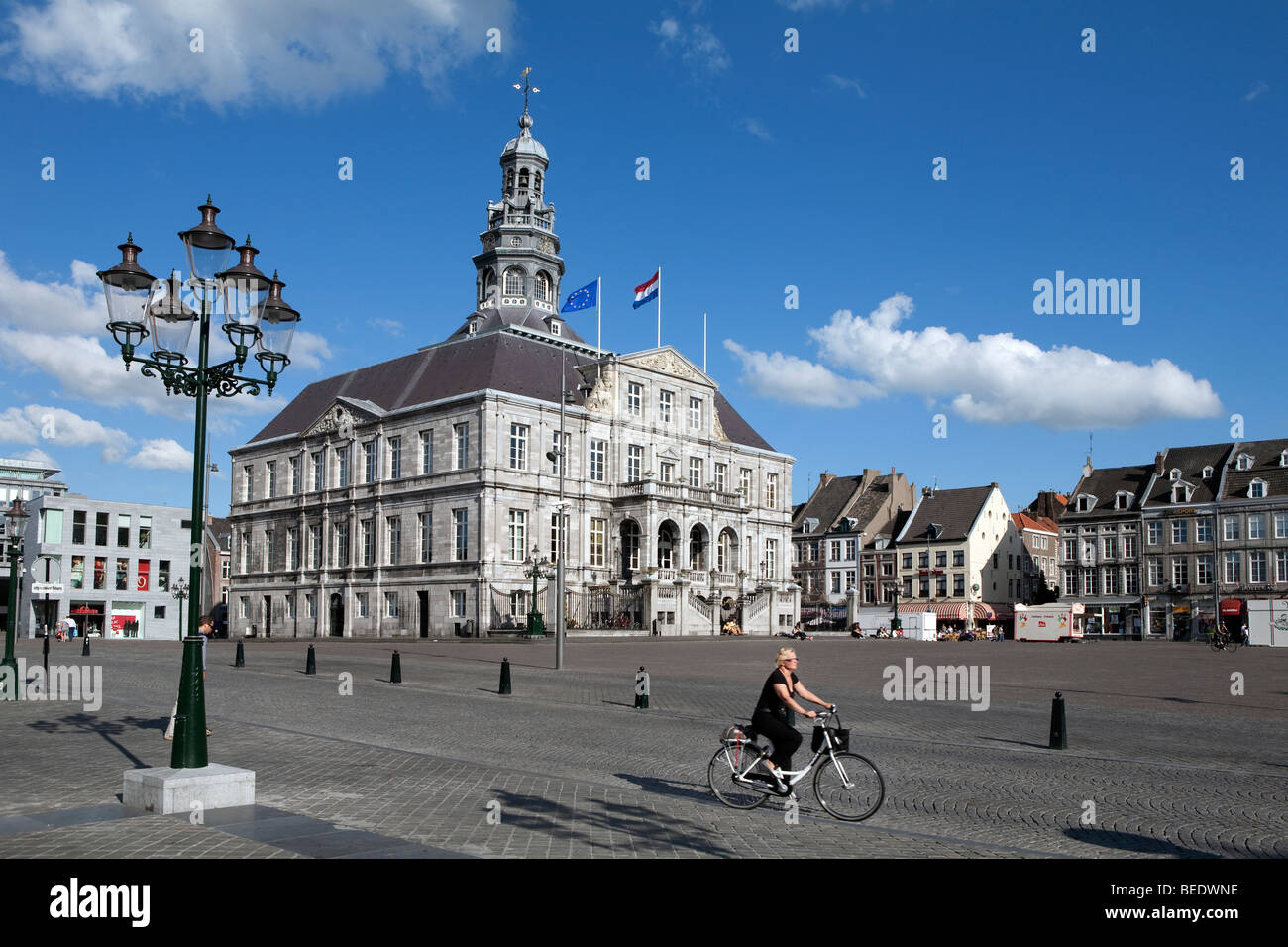 Vieille Ville. L'hôtel de ville (Stadhuis) dans le Markt (place du marché). Banque D'Images