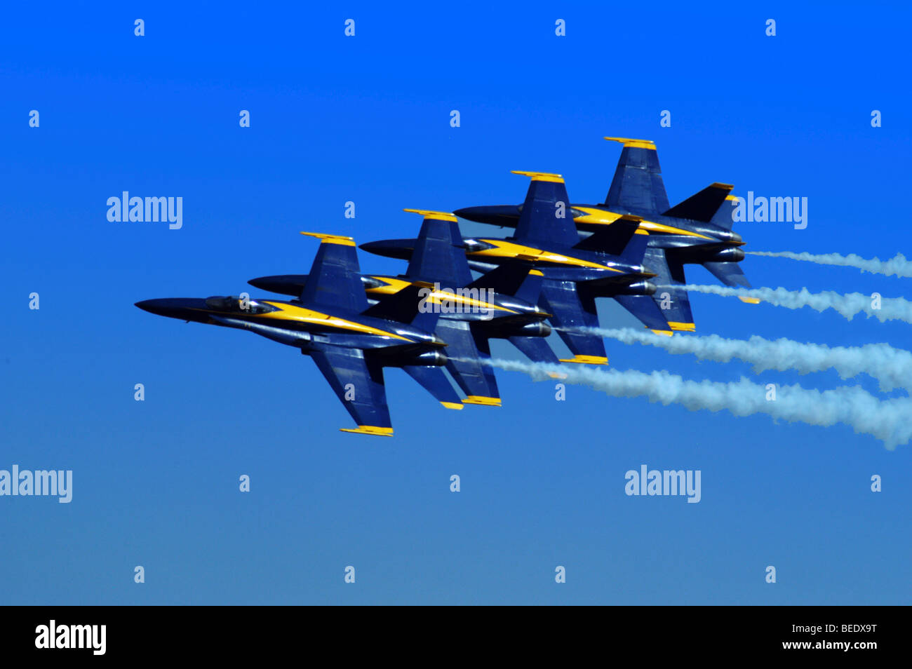 La Flying Blue Angels en formation serrée et dégagement de fumée dans le cadre d'un salon Banque D'Images