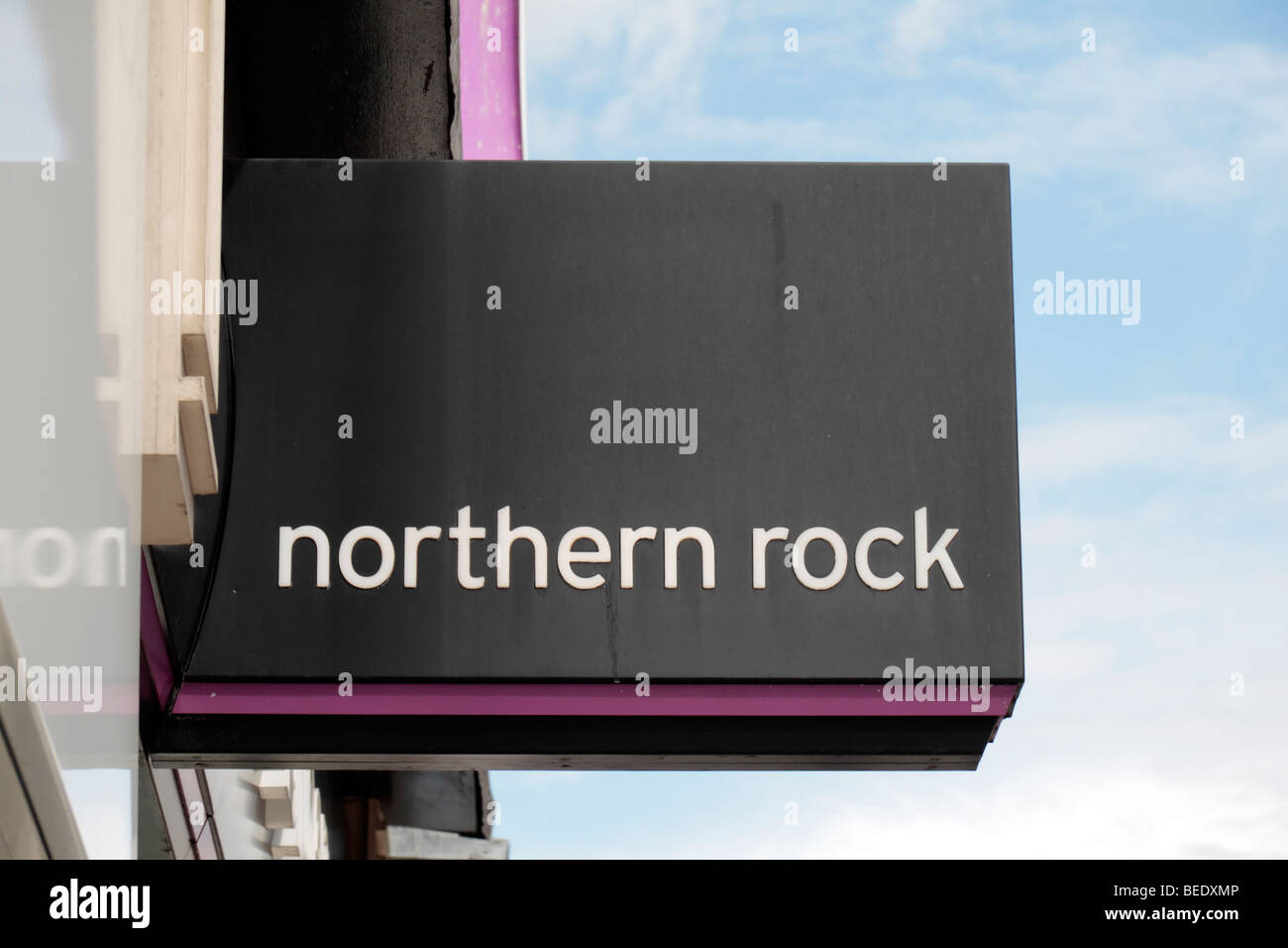 Le logo de la marque de la Northern Rock la construction de la société sur la succursale sur Station Road, Harrow, Royaume-Uni. Août 2009 Banque D'Images