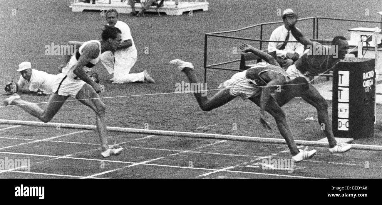 Aug 23, 1960 ; Rome, Italie ; finition des 110 mètres obstacle finale, gagnés par l'athlète américain LEE CALHOUN par un chef au cours de la Rome Banque D'Images
