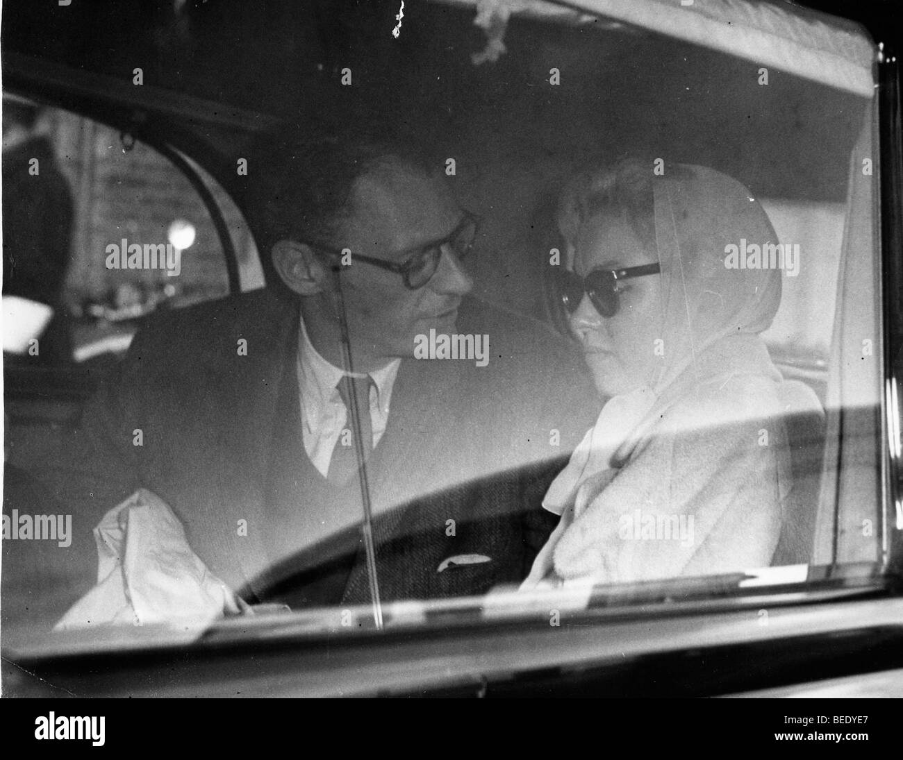 Marilyn Monroe voit son mari Arthur Miller comme il est à la tête de la membres Banque D'Images
