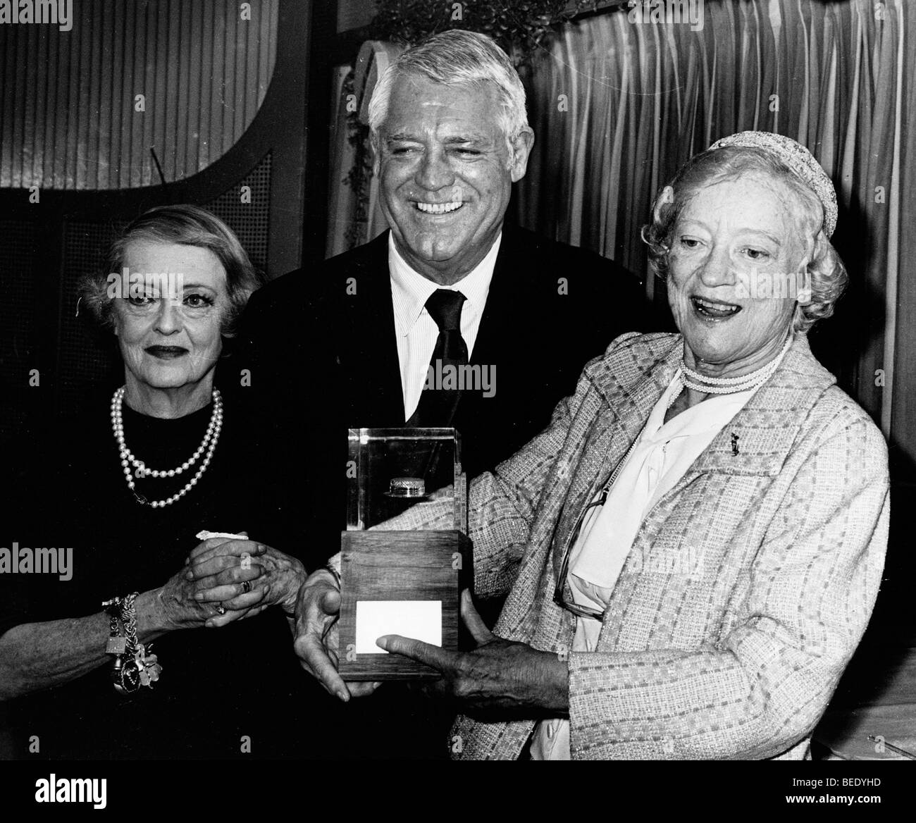 Acteur Cary Grant recevoir un prix Banque D'Images