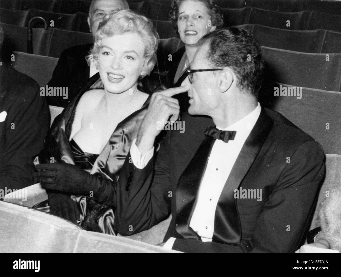 Marilyn Monroe Starlet avec son mari Arthur Miller à sa pièce "A View from the Bridge" Banque D'Images