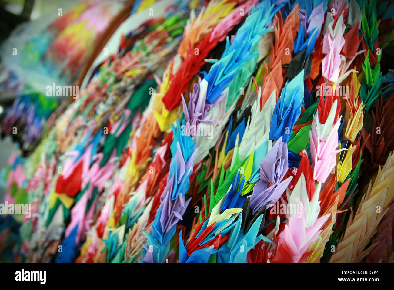 Origami Papier plié par des enfants du monde entier à un mémorial pour les enfants à Hiroshima, au Japon. Banque D'Images