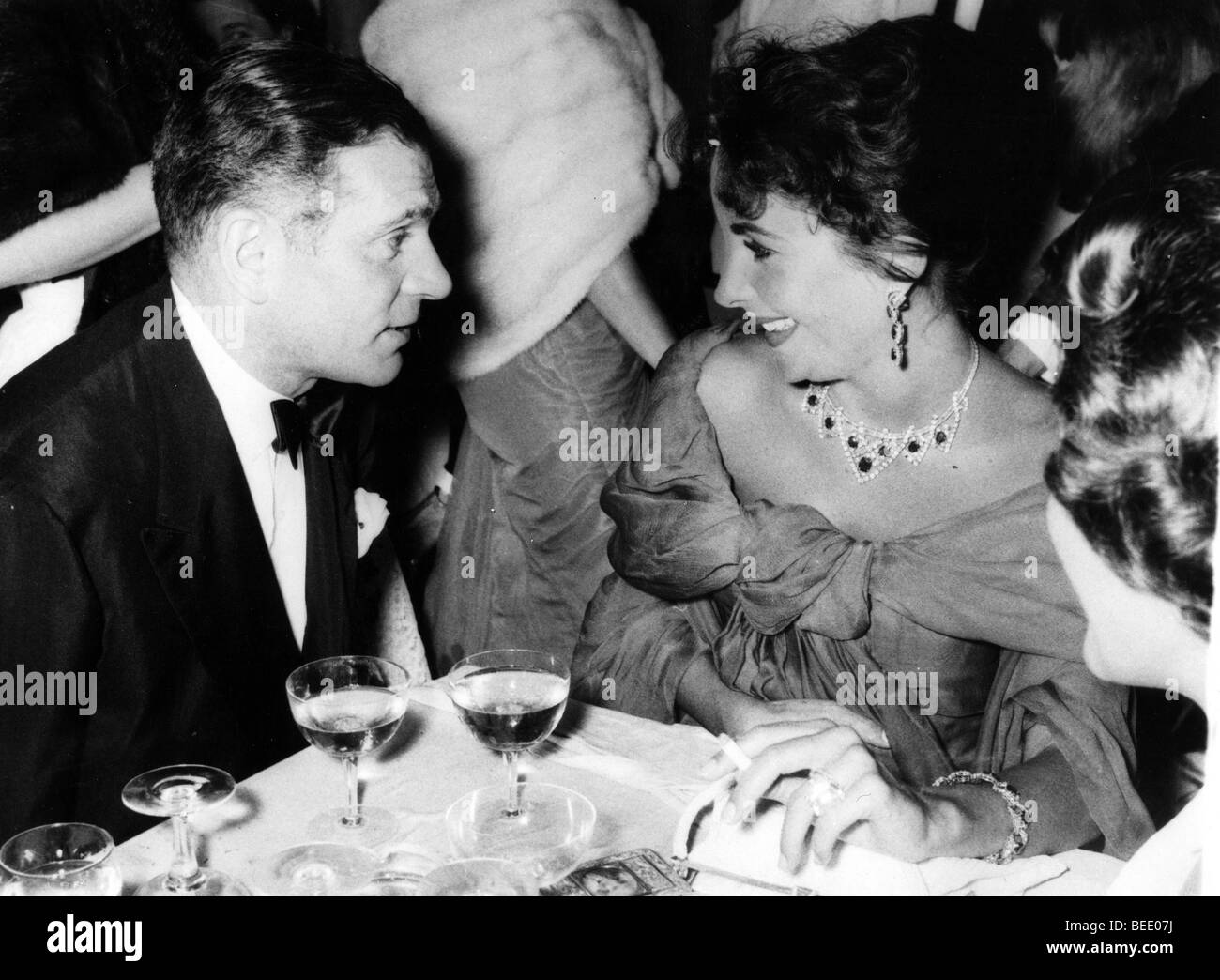 Elizabeth Taylor et Laurence Olivier bavardant à une première du film Banque D'Images