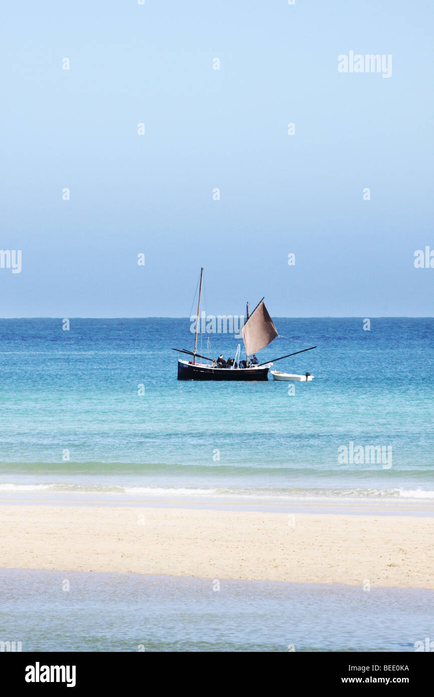Bateau à voile sur la mer Banque D'Images