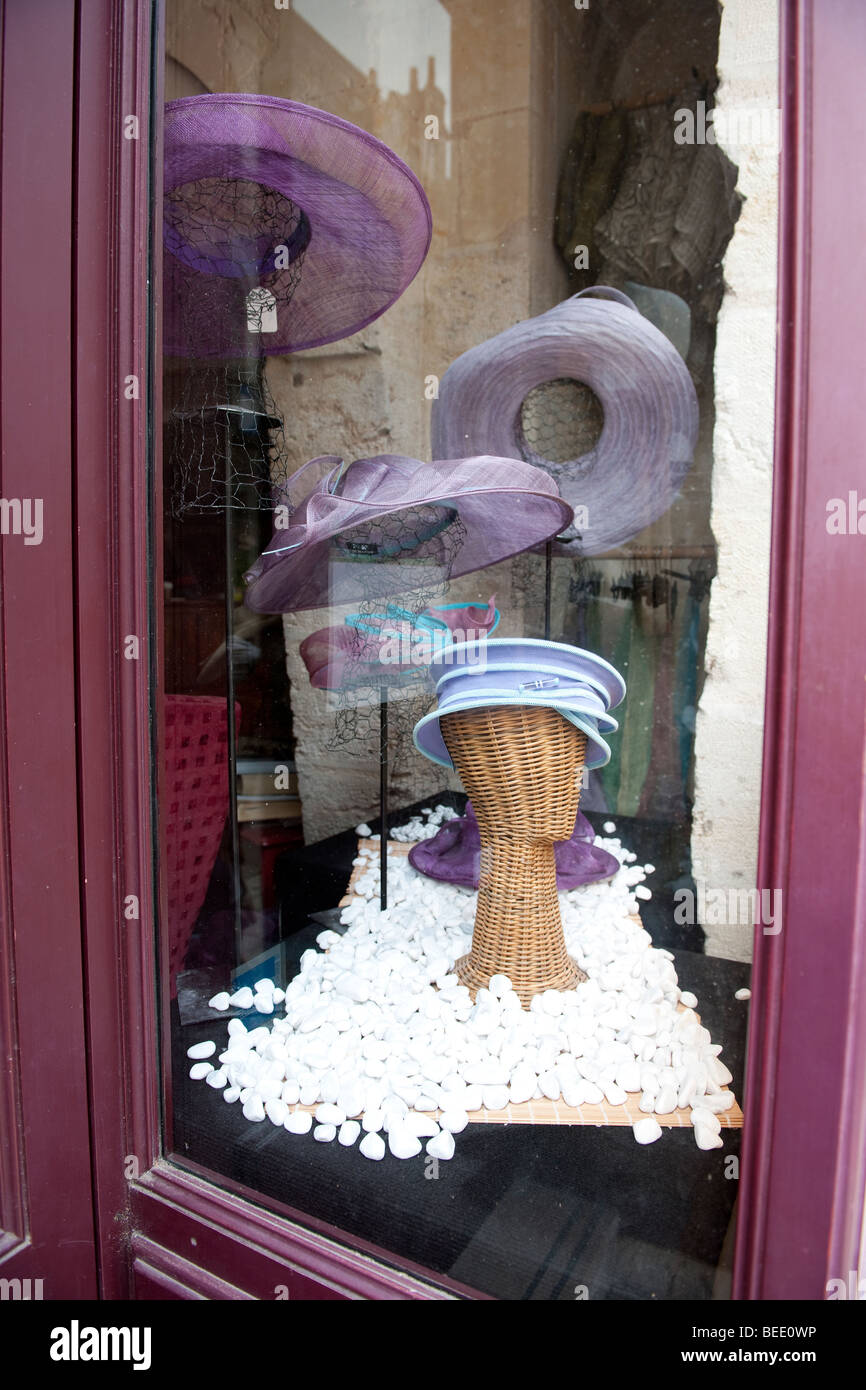 Reflets dans une vitrine d'un chapelier à Tours, France. Hat shop. Modiste. Banque D'Images