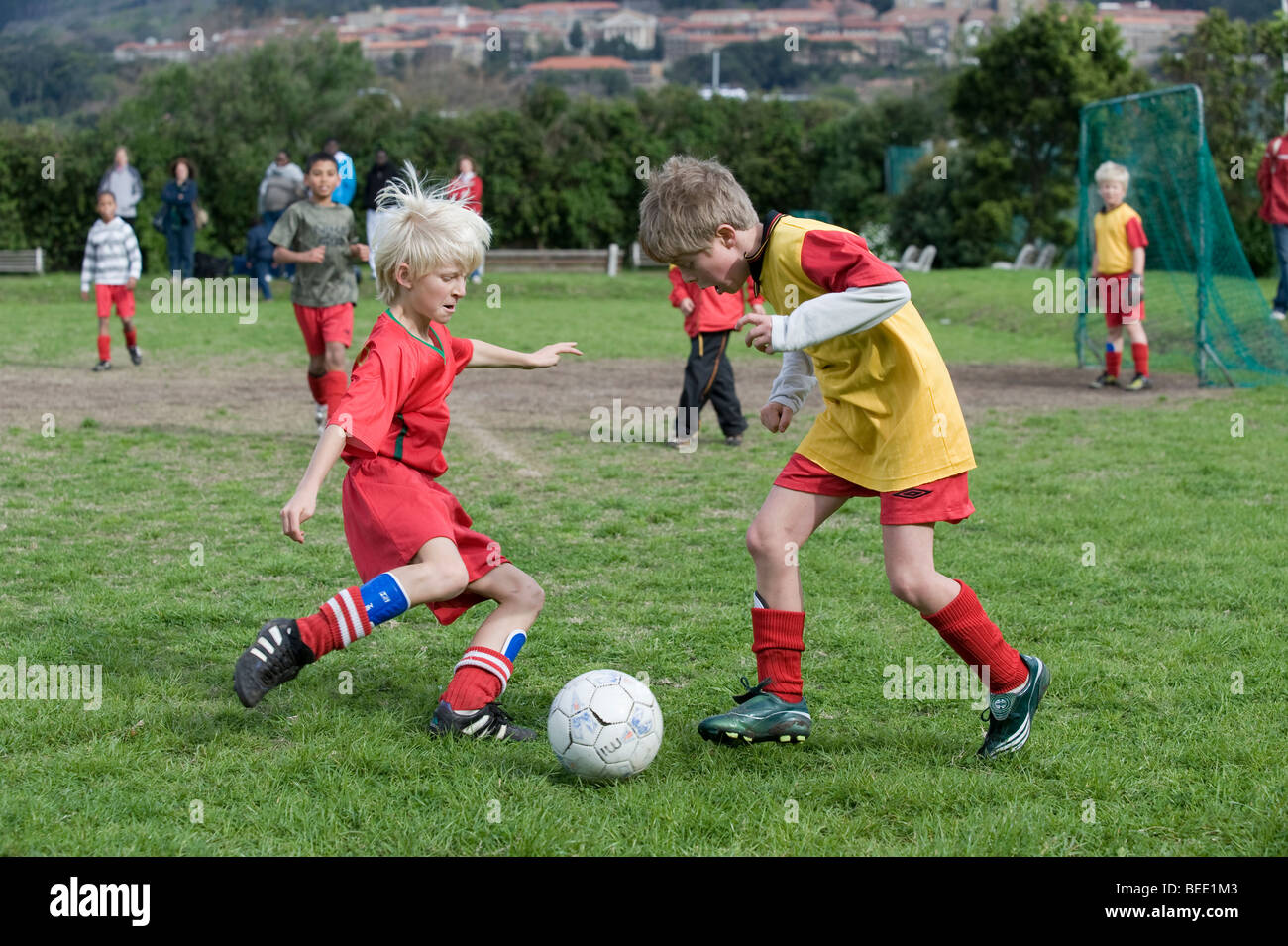 Enfants jouant un match de football, Le Cap, Afrique du Sud Banque D'Images