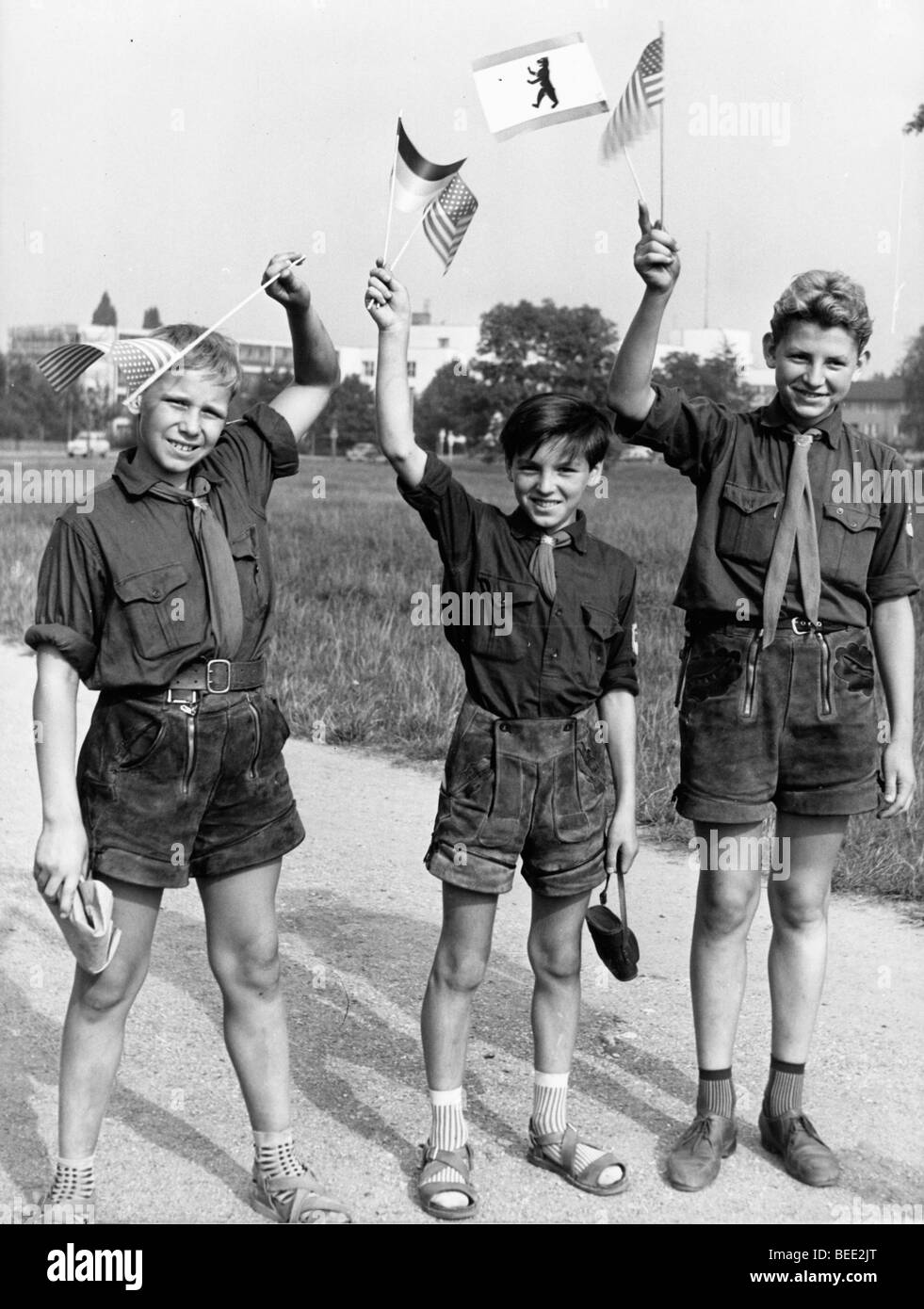 24 août 1959, Bonn, Allemagne ; les écoliers sur la route de Bonn avec les drapeaux allemands et américains Le président de souhaits Banque D'Images