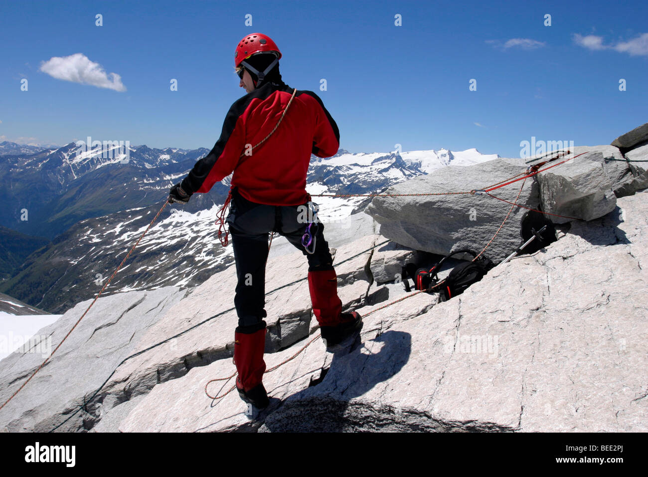 Climber sur Stubacher Sonnblick peak, le Parc National du Hohe Tauern, Alpes, France, Europe Banque D'Images