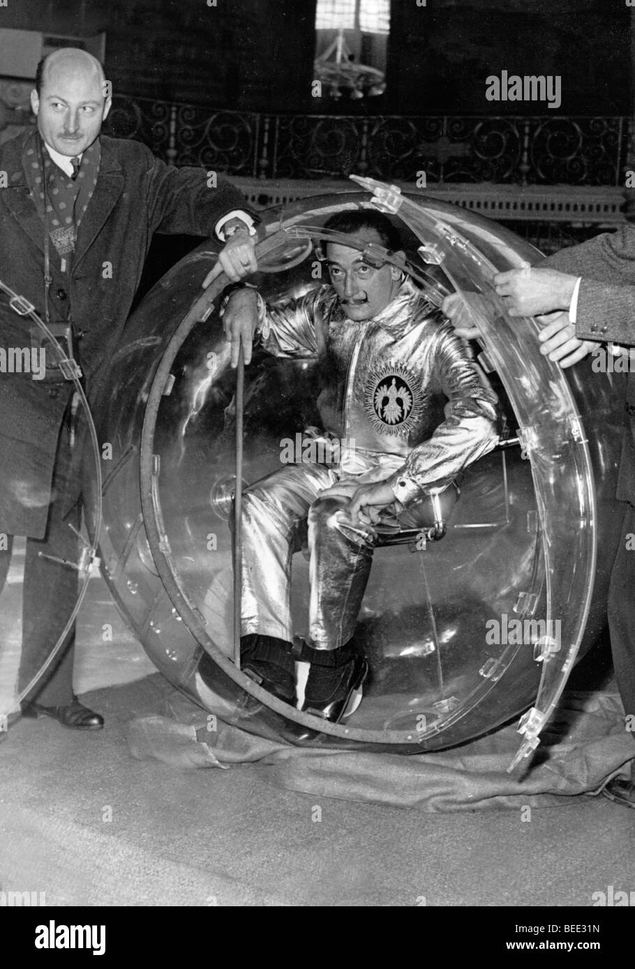 5036007 (900326) Salvador DALI , spanischer Bau , glaesernen in einer Kugel liess er sich zum Glaspalast an den Champs Banque D'Images