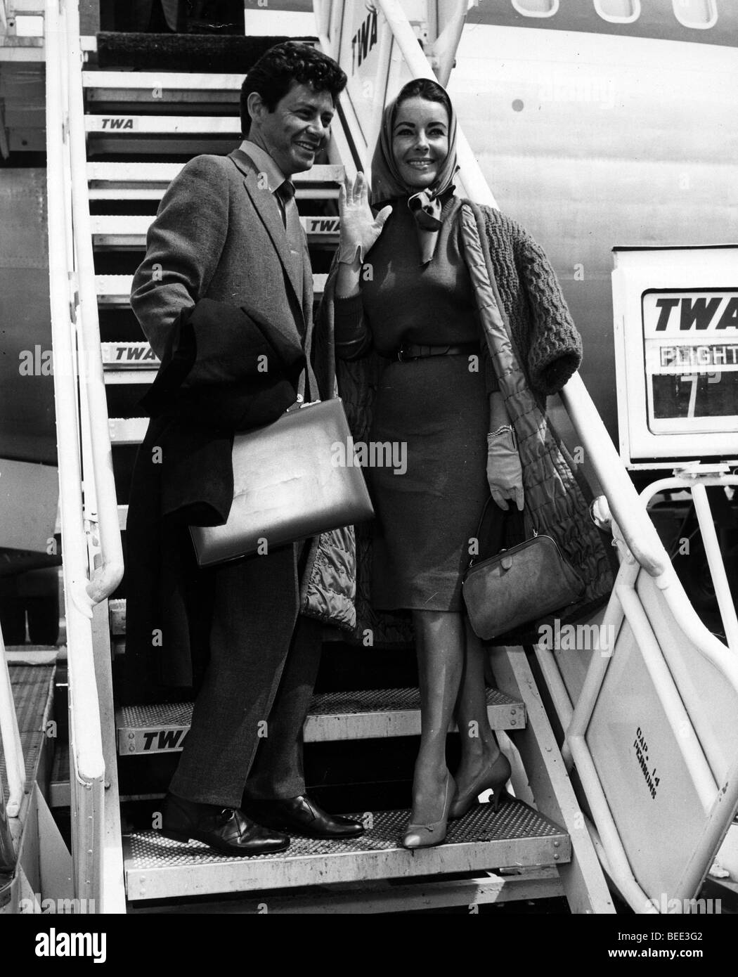 Elizabeth Taylor de monter à bord d'un avion avec son mari Eddie Fisher Banque D'Images
