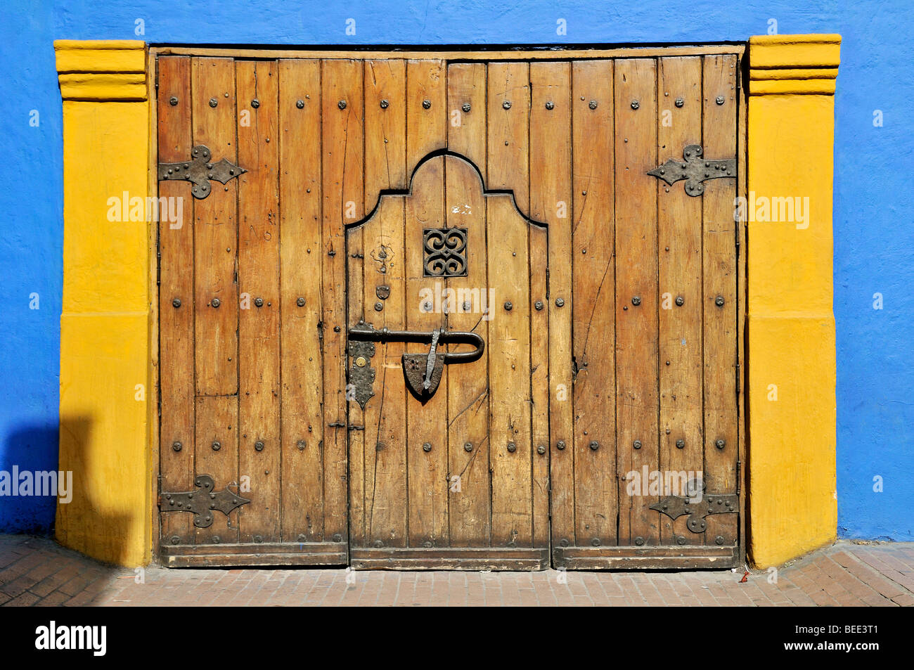 Vieille porte en bois, quartier de La Candelaria, à Bogotá, en Colombie, en Amérique du Sud Banque D'Images