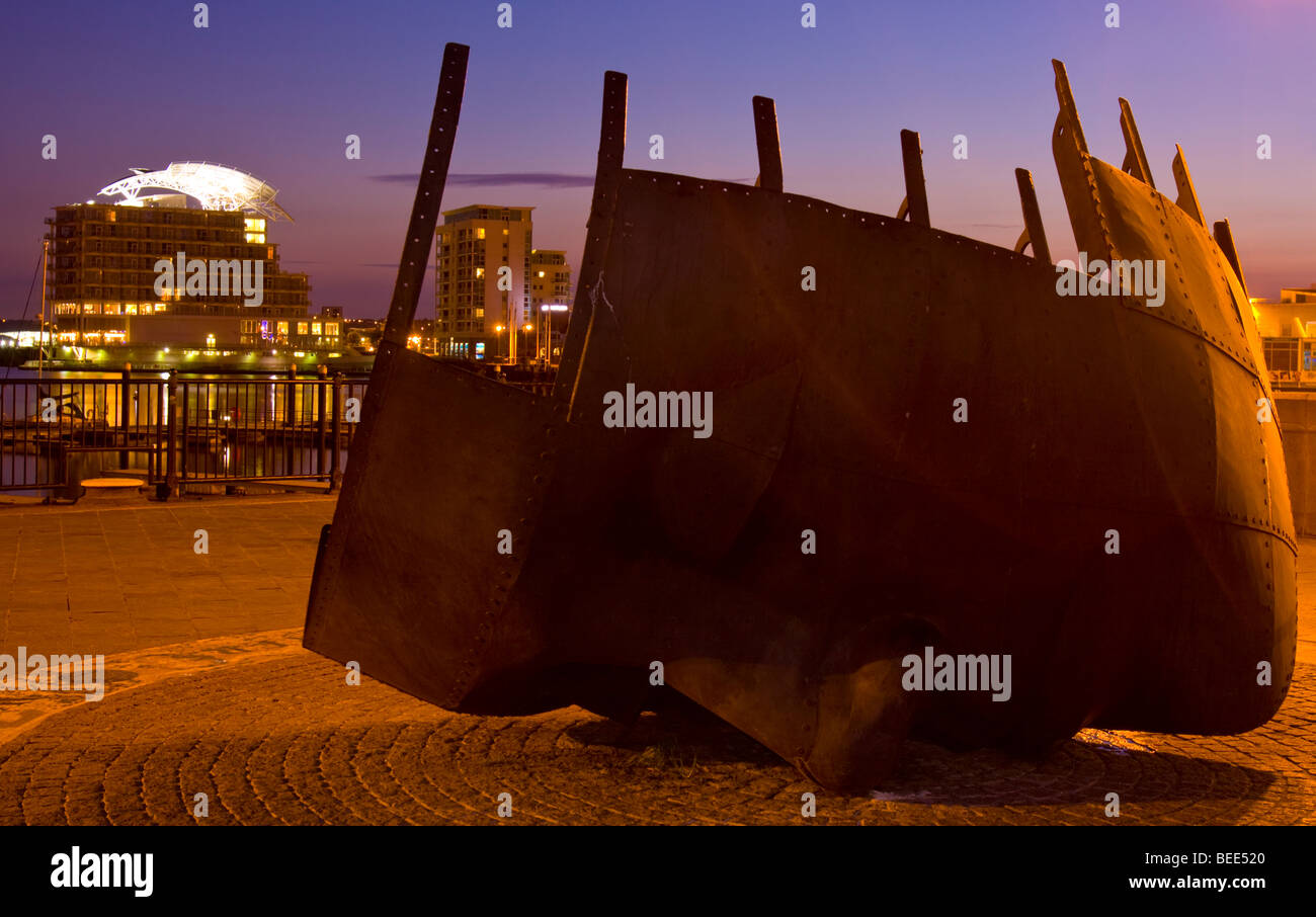 Du marin marchand War Memorial et St David's Hotel & Spa Cardiff Bay Banque D'Images
