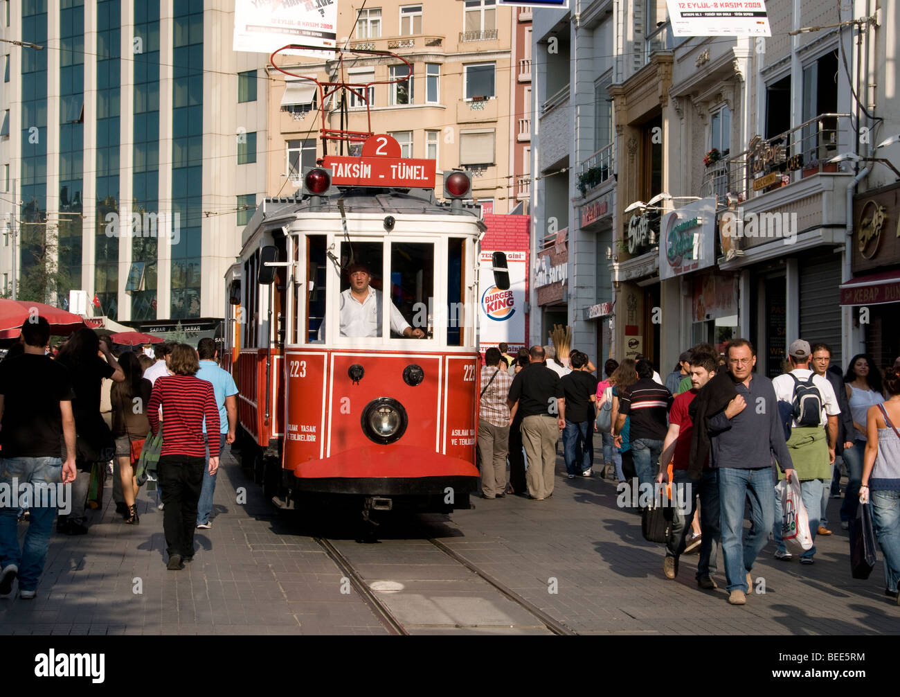 Istanbul Istiklal Caddesi Beyoglu tram tramway tramway voie voiture Banque D'Images