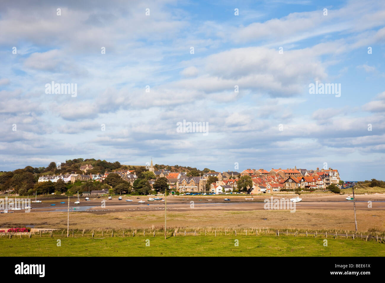 Vue sur Champs à village sur la côte nord-est. City of london, Northumberland, England, UK, Grande-Bretagne Banque D'Images