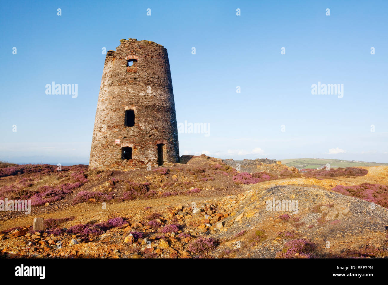 Les vestiges de la mine de cuivre de Holyhead Mountain Parys sur l'île d'Anglesey, l'ancienne mine de cuivre est maintenant une réserve naturelle du public. Banque D'Images