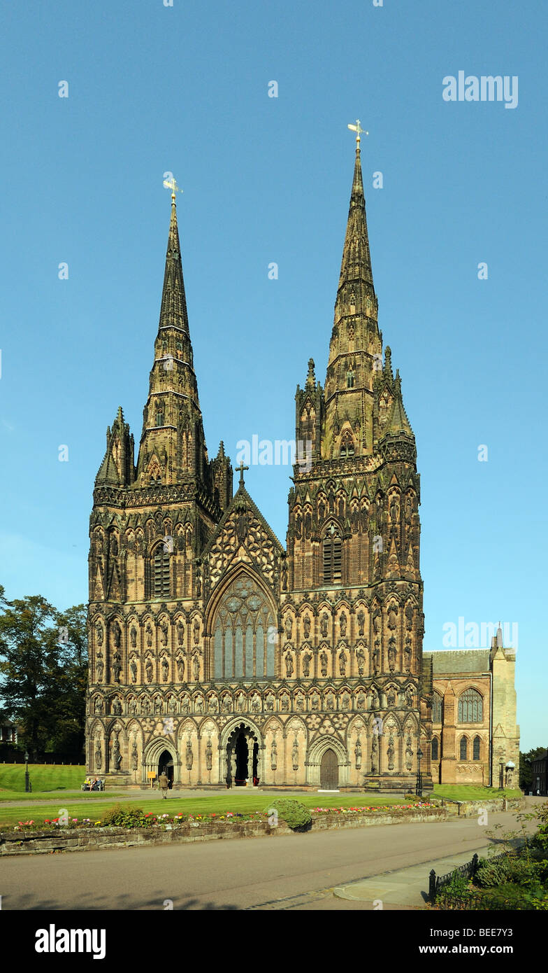 L'avant de l'ouest de la cathédrale de Lichfield Lichfield Staffordshire en Angleterre. C'est une cathédrale gothique du xiiie siècle Banque D'Images