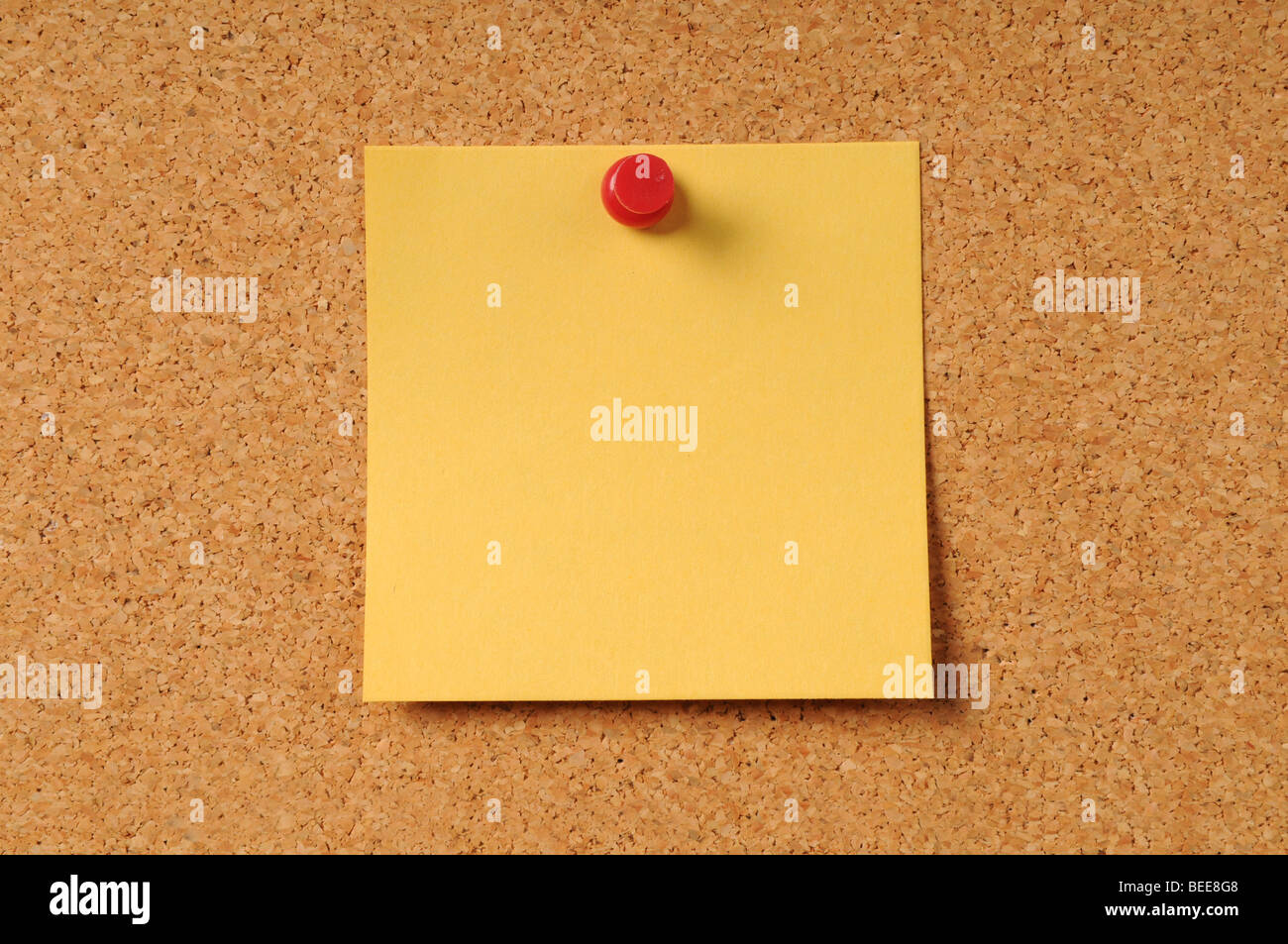 Note adhésive épinglé à Liège par broche rouge Banque D'Images