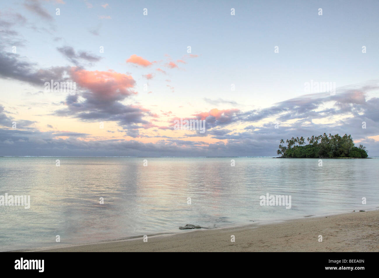 Île tropicale à l'horizon comme vu de Muri Beach de Rarotonga aux îles Cook dans le Pacifique Sud Banque D'Images