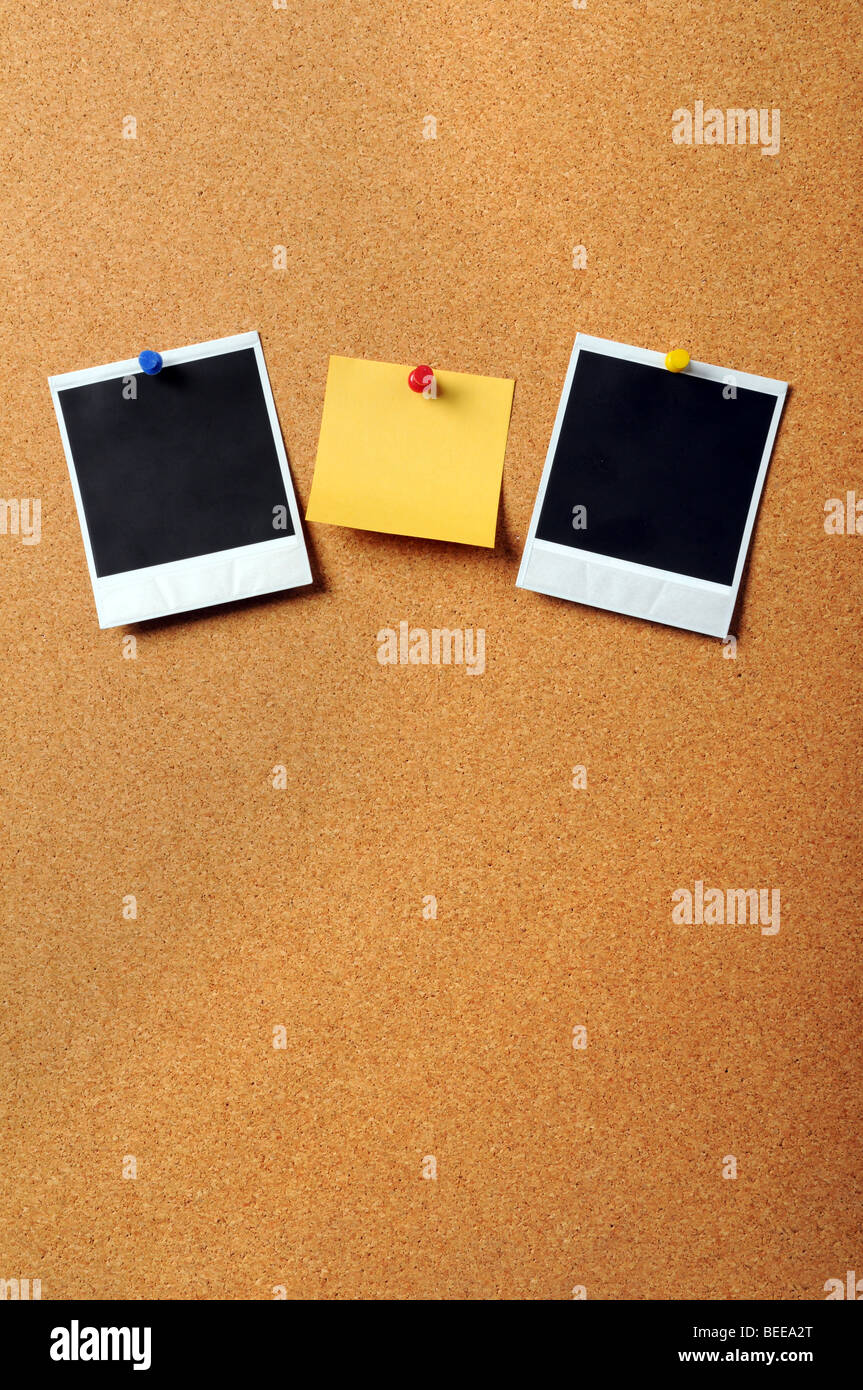 Notes adhésives avec des photographies anciennes épinglé à Liège avec copyspace Banque D'Images