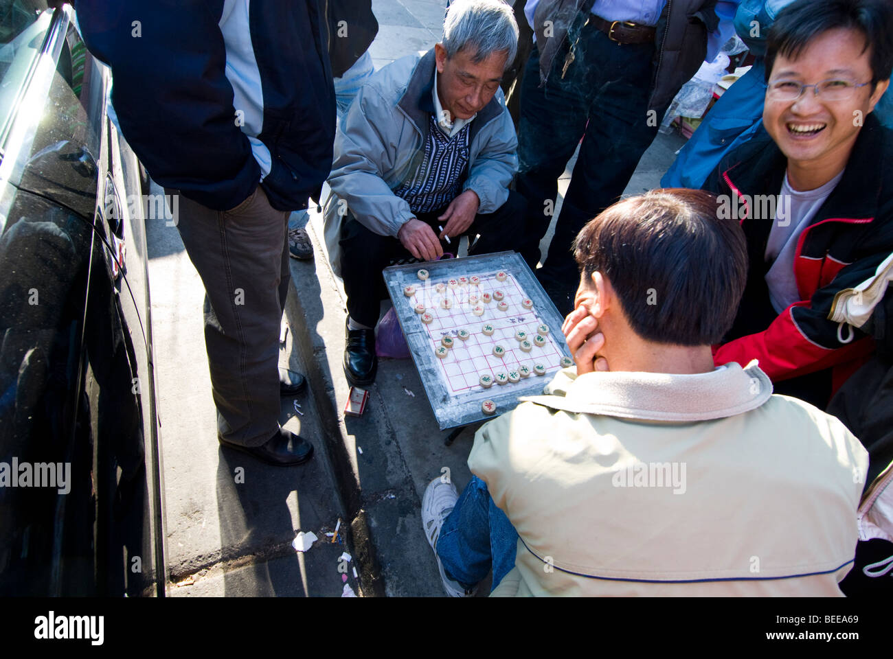 CA Chinatown de San Francisco. Les hommes jouer à jeu sur Grant Avenue. Photo copyright Lee Foster. casanf79366 Banque D'Images