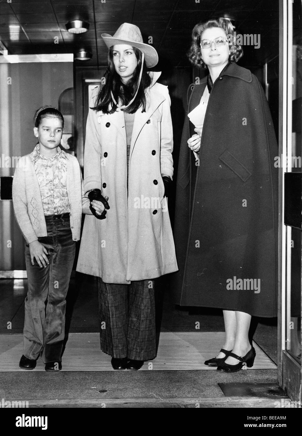 Grace Kelly, princesse de Monaco, droite, avec ses filles Stéphanie, gauche, et Caroline. Banque D'Images