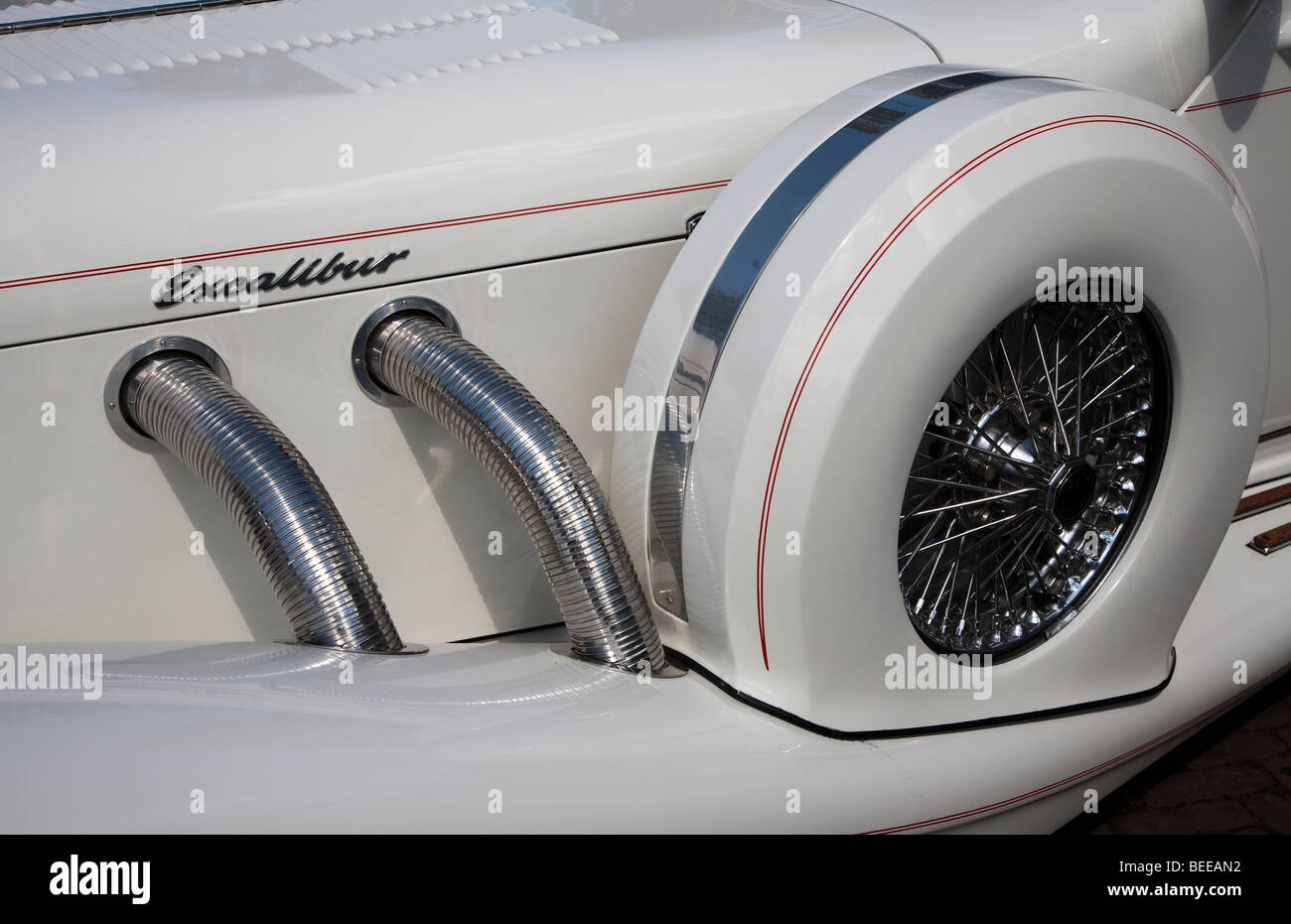 Détail de roue de secours et porte-nom sur Excalibur blanc classic car Banque D'Images