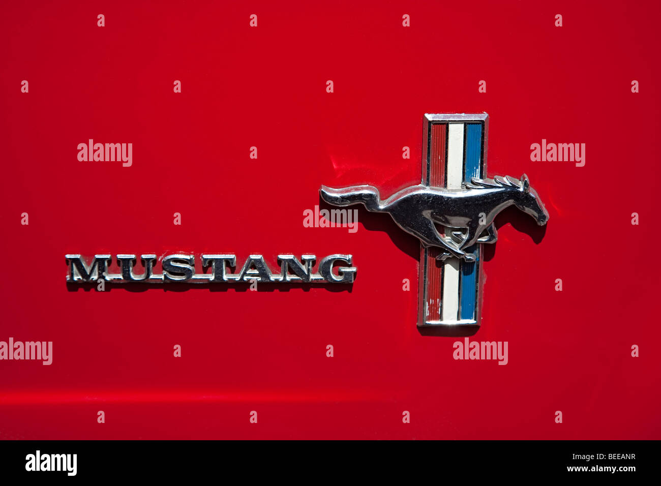 Mustang voiture classique de badge et nom sur la peinture rouge Banque D'Images