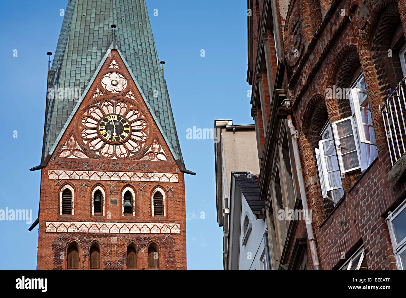L'horloge de l'église St John Johannis Allemagne Luneburg Banque D'Images
