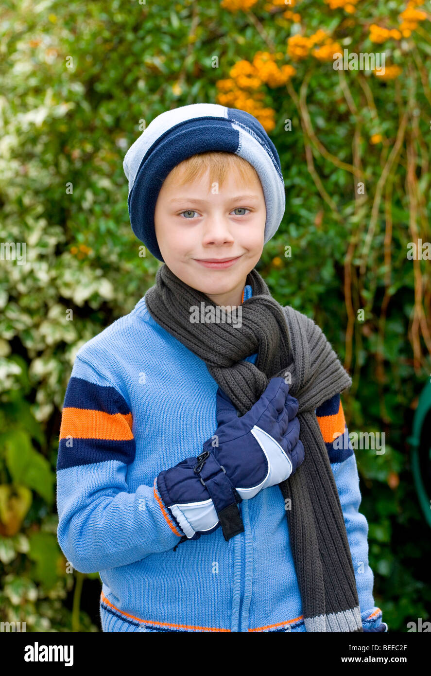 Garçon de 6 ans portant un chapeau, écharpe et gants Photo Stock - Alamy