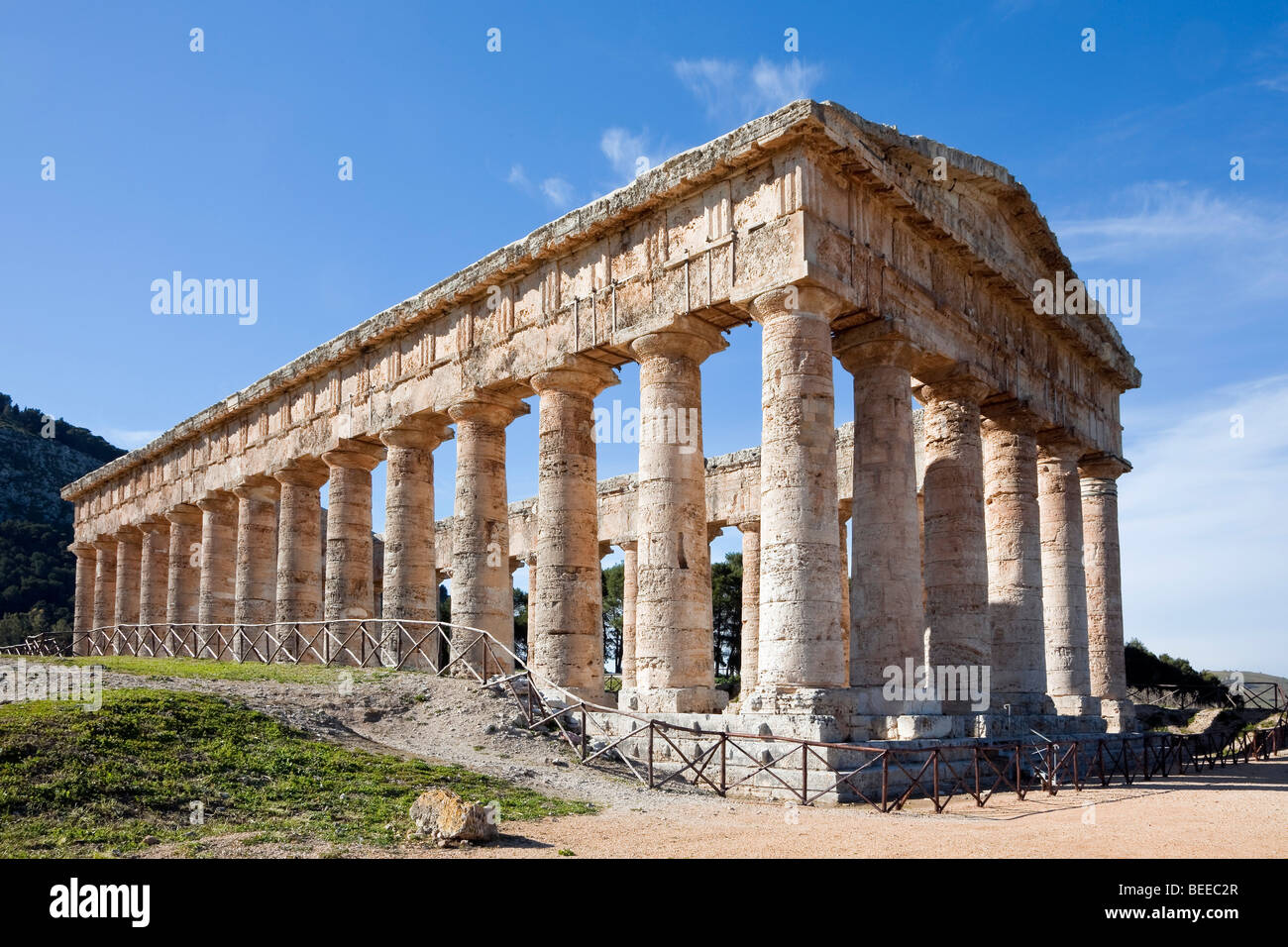 Temple dorique de Ségeste, vue générale, la Sicile, l'Italie, le sud de l'Europe Banque D'Images