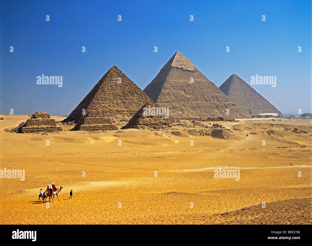 Les hommes bédouins chameaux en dehors de la Grande Pyramide Gizeh Egypte Banque D'Images