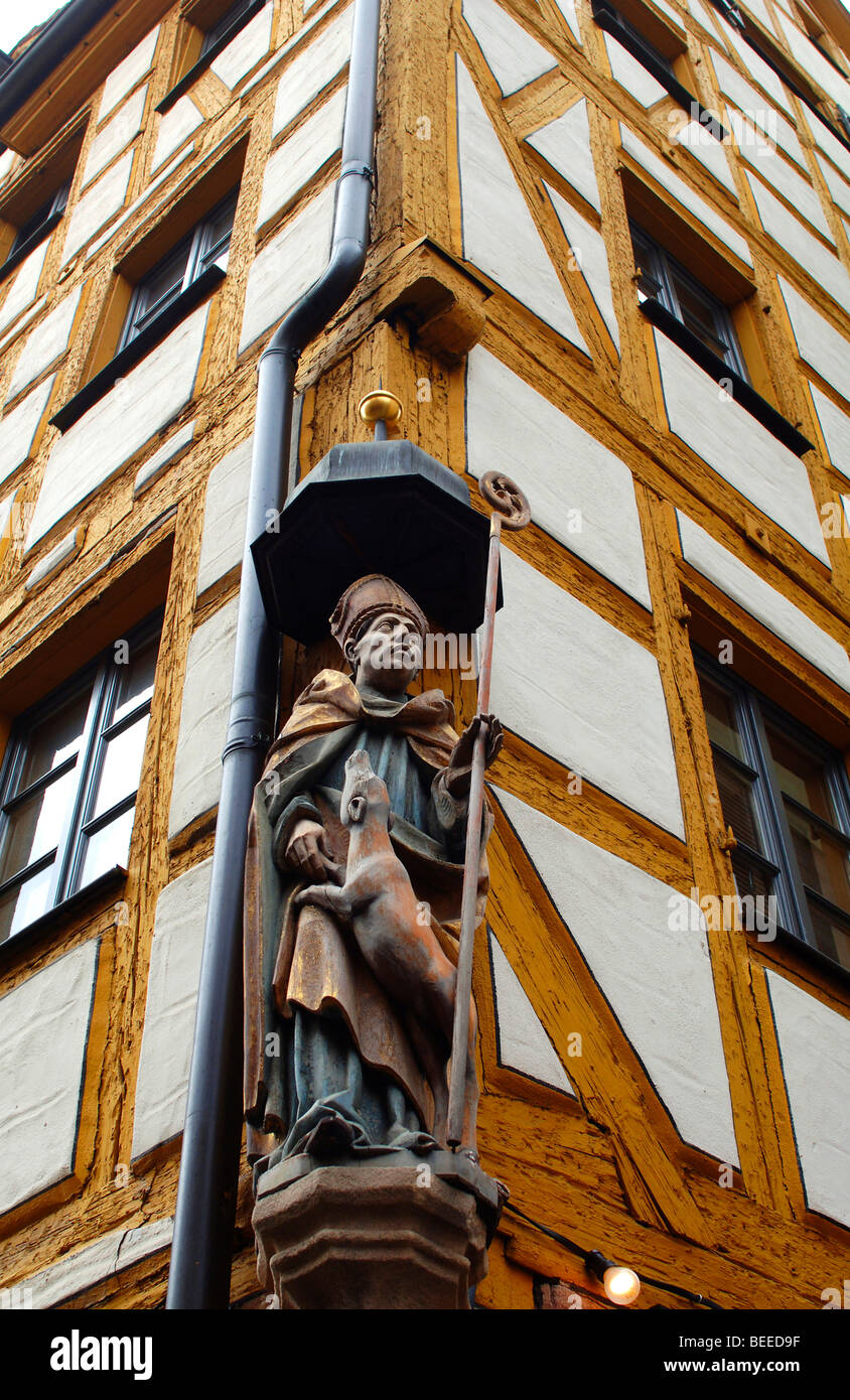 Statue d'un saint sur une maison à colombages, Nuremberg, Middle Franconia, Bavaria, Germany, Europe Banque D'Images