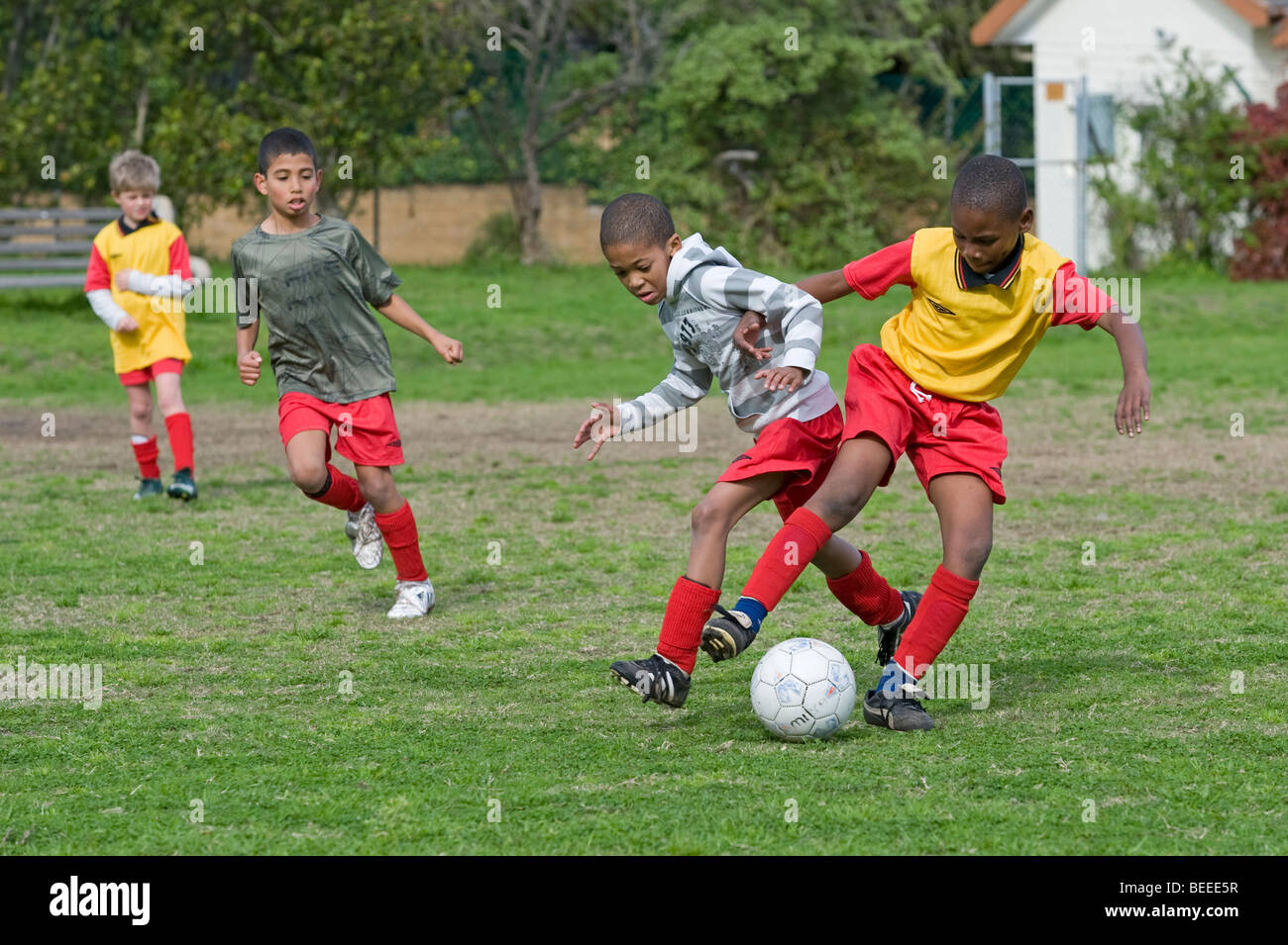 Enfants jouant un match de football, Le Cap, Afrique du Sud Banque D'Images