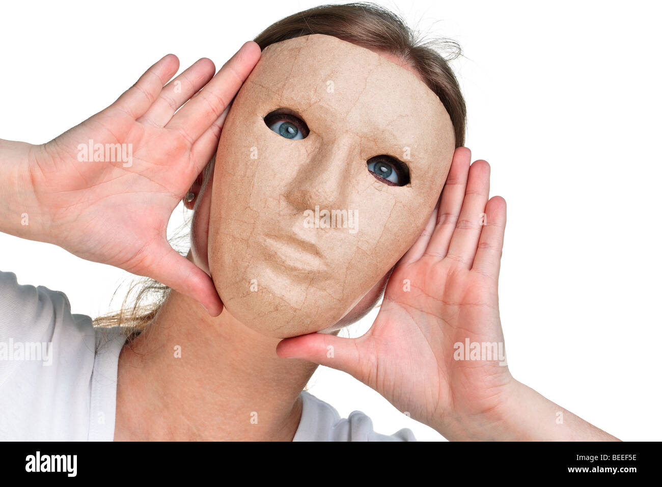 Femme portant un masque sur un fond blanc. Banque D'Images