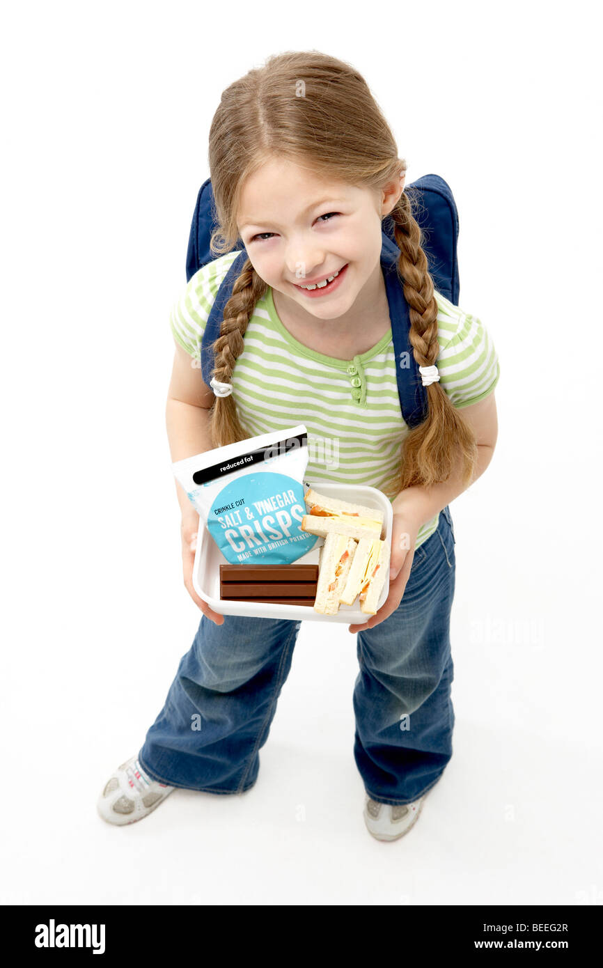 Studio Portrait of Smiling Girl Holding Lunch Banque D'Images